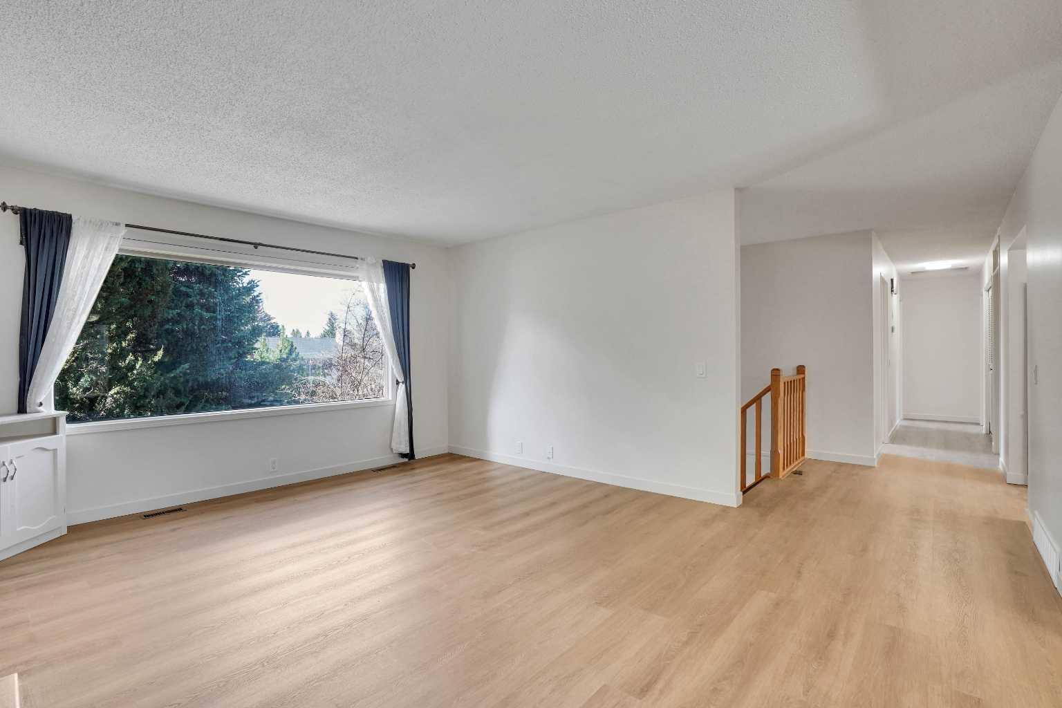 208 DALCASTLE Court NW