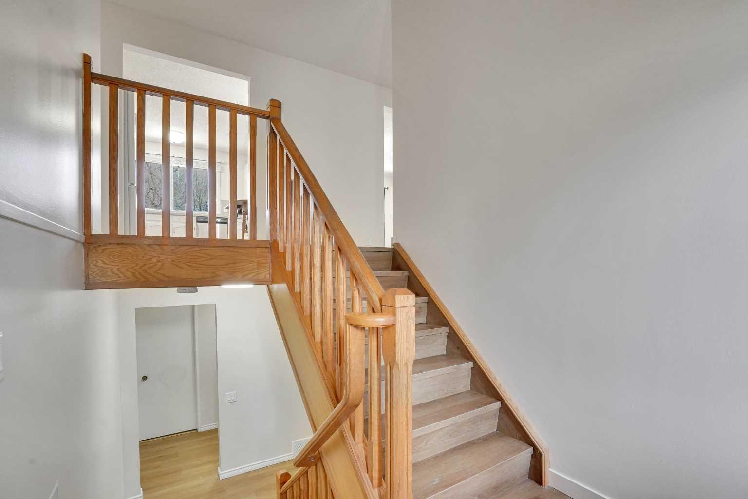 208 DALCASTLE Court NW