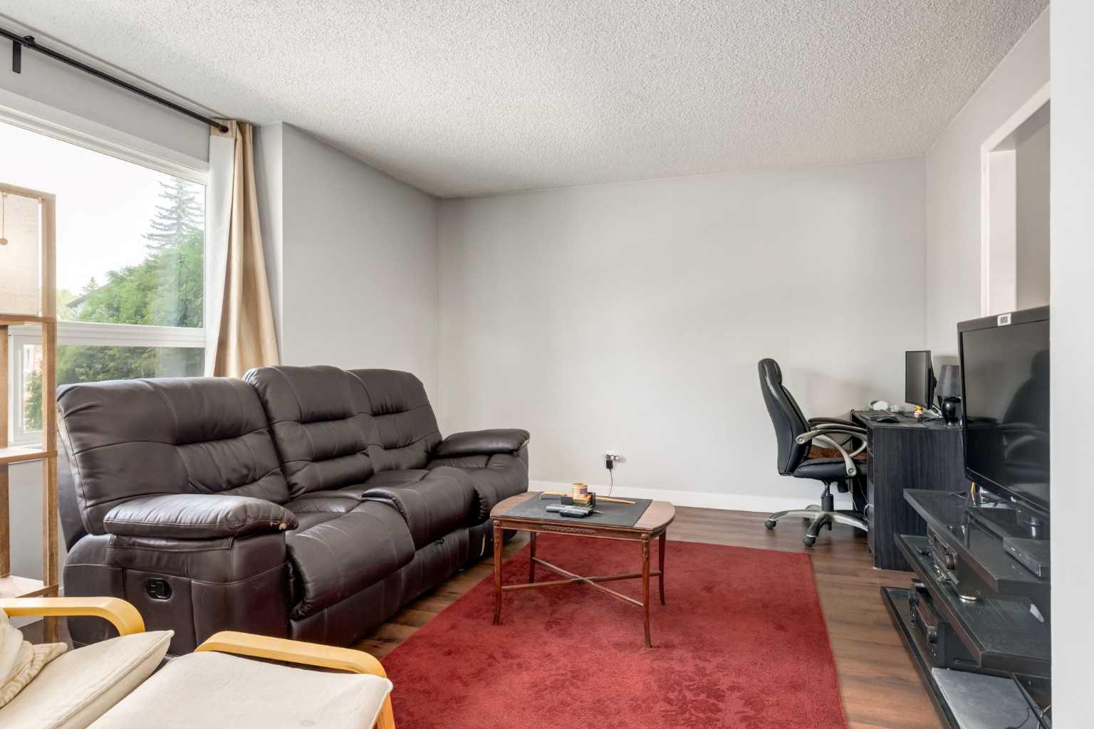 212 Deerview Court SE