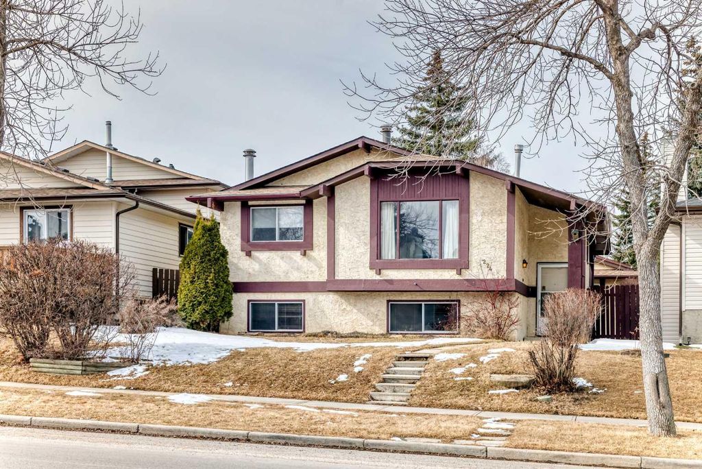 Photo of 224 Berwick Way NW, Calgary, AB T3K 1C1 (MLS # A2292488)