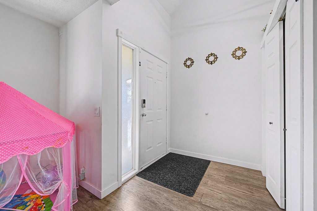 332 Abinger Crescent NE