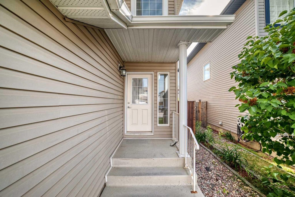 Photo of 38 Everwoods Link SW, Calgary, AB T2Y 5G5 (MLS # A2324331)