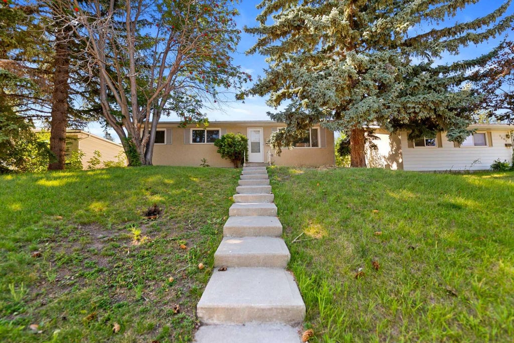 Photo of 7203 8 Street NW, Calgary, AB T2K 1G2 (MLS # A2340386)