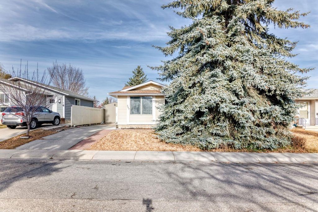 Photo of 247 Bracewood Road SW, Calgary, AB T2W 3C2 (MLS # A2293348)