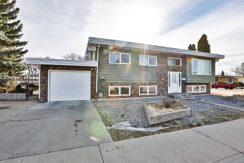 Photo of 1025 25 Street N, Lethbridge, AB T1H 3V9 (MLS # A2290660)