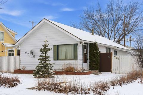 Photo of 224 1 Street S, Vulcan, AB T0L 2B0 (MLS # A2328347)
