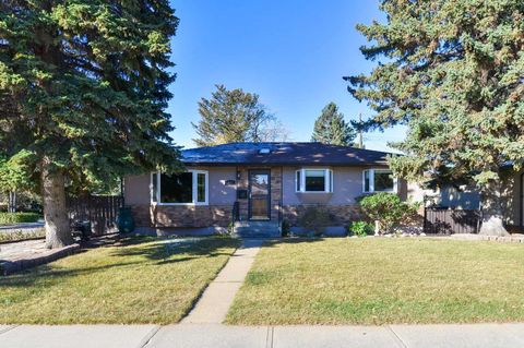 87 Gladeview Crescent SW Calgary AB T3E 4X9