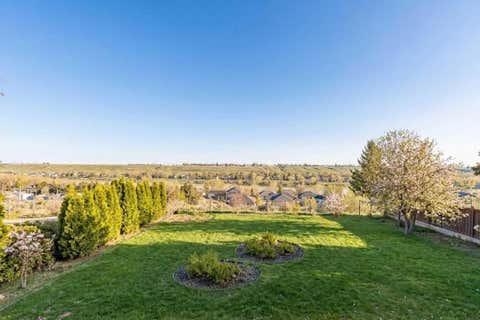 Photo of 586 Prospect Drive SW, Medicine Hat, AB T1A 4C1 (MLS # A2330817)