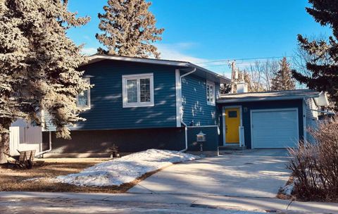 2932 Lathom Crescent SW Calgary AB T3E 5W7