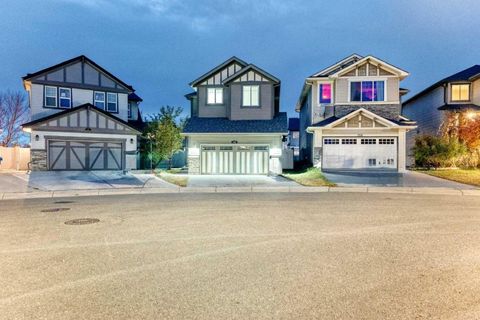 158 Valleyview Court SE Calgary AB T2B 0K6