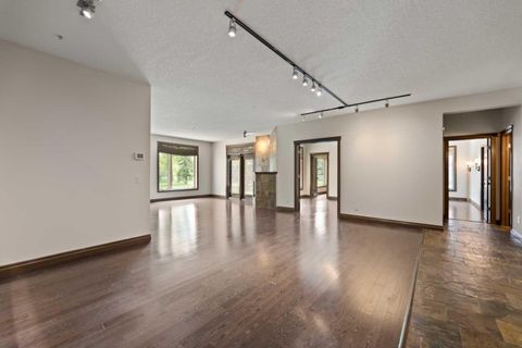 24 Hemlock Crescent SW 2108 Calgary AB T3C 2Z1