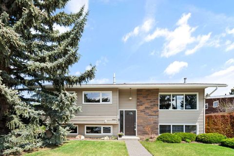 Photo of 5047 Batchelor Crescent NW, Calgary, AB T2L 1S8 (MLS # A2310032)