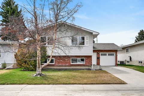 Photo of 3516 Lakeside Crescent SW, Calgary, AB T3E 6A6 (MLS # A2306432)