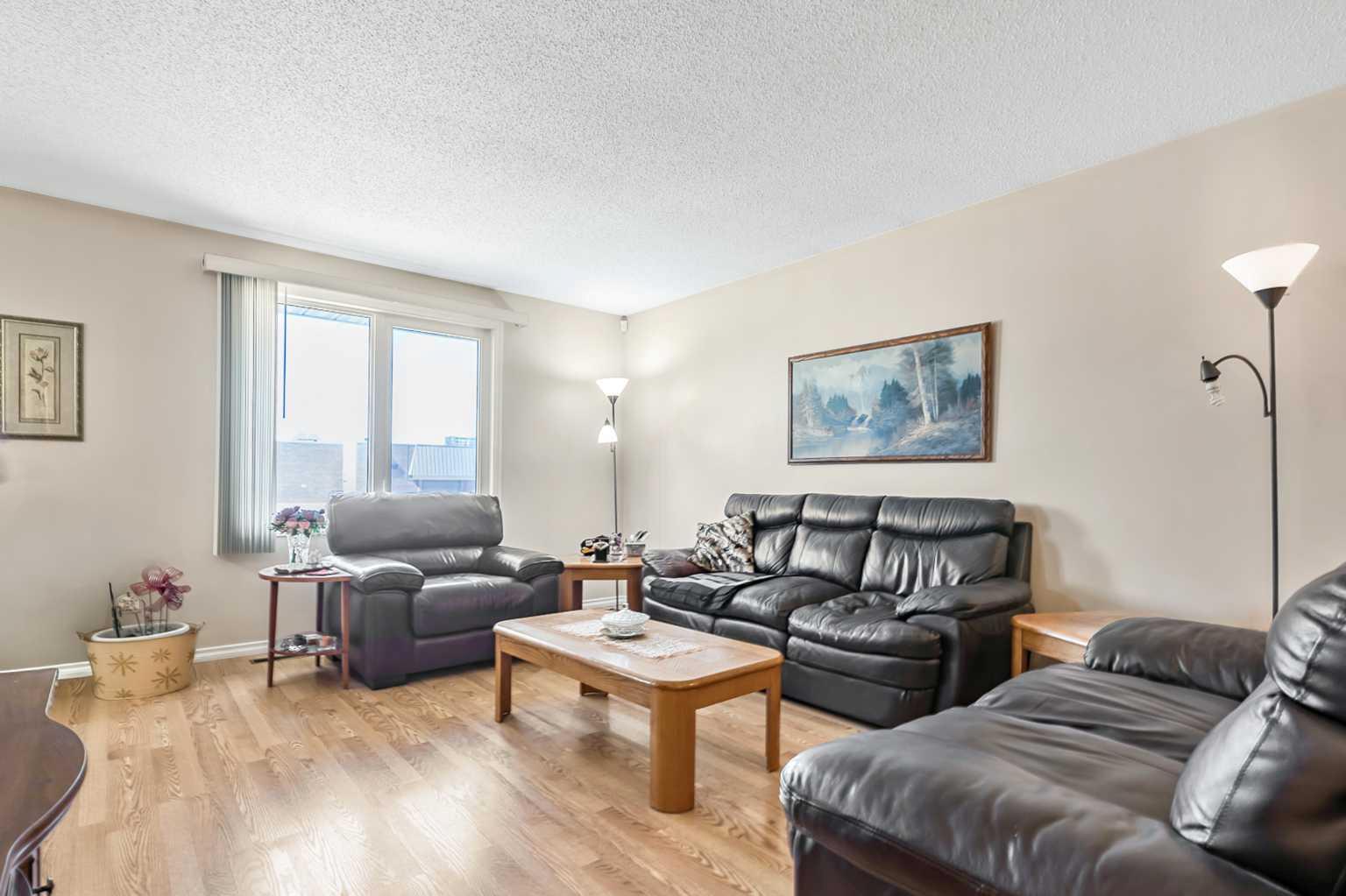 323 Woodvale Crescent SW