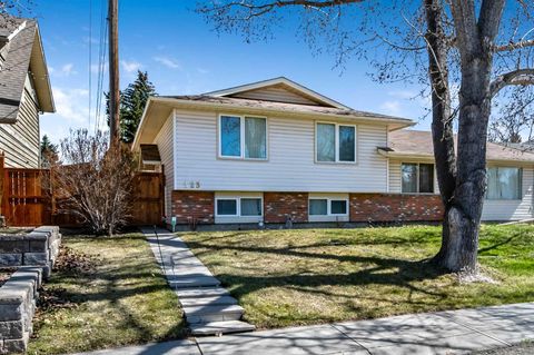 Photo of 323 Woodvale Crescent SW, Calgary, AB T2W 3L3 (MLS # A2304263)
