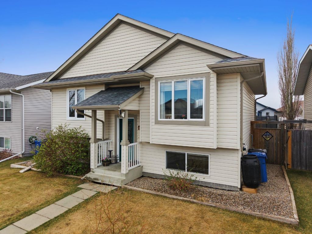 Photo of 62 Mcdougall Close, Penhold, AB T0M 1R0 (MLS # A2310417)