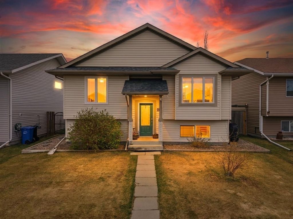 Photo of 62 Mcdougall Close, Penhold, AB T0M 1R0 (MLS # A2310417)