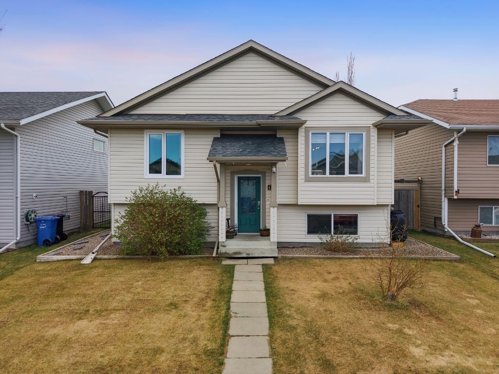 Photo of 62 Mcdougall Close, Penhold, AB T0M 1R0 (MLS # A2310417)