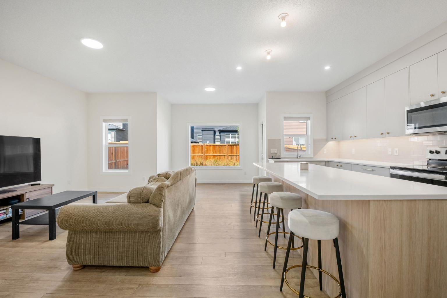 108 Carringsby Manor NW