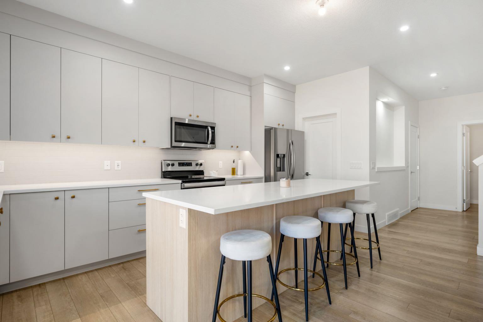 108 Carringsby Manor NW