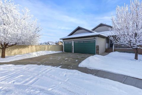 734 Woodside Bay NW Airdrie AB T4B 2W2