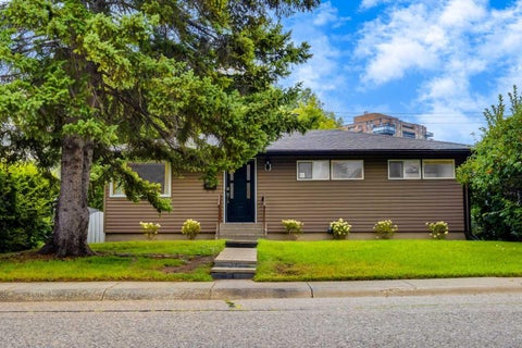 Photo of 30 Hutton Place SW, Calgary, AB T2V 3B6 (MLS # A2336909)