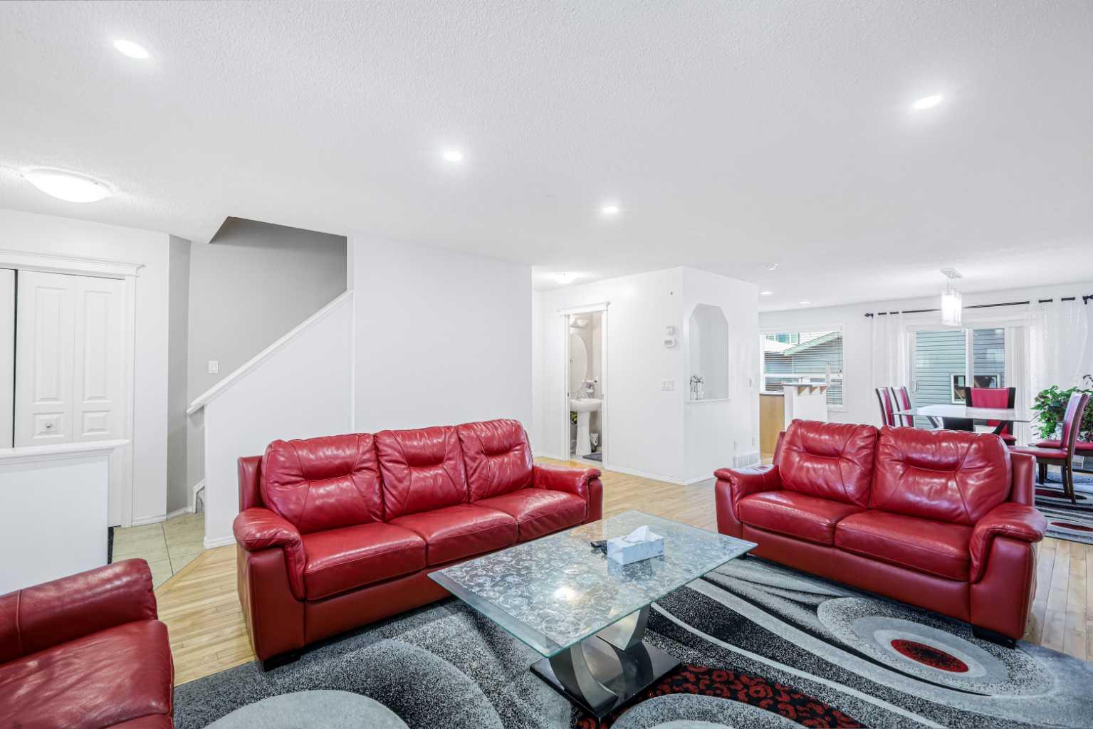 102 Evansford Grove NW