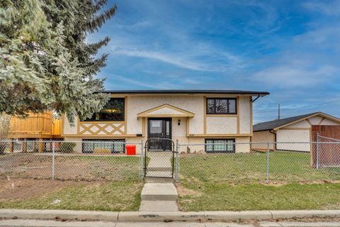 Photo of 436 Huntley Way NE, Calgary, AB T2K 4Z8 (MLS # A2305488)