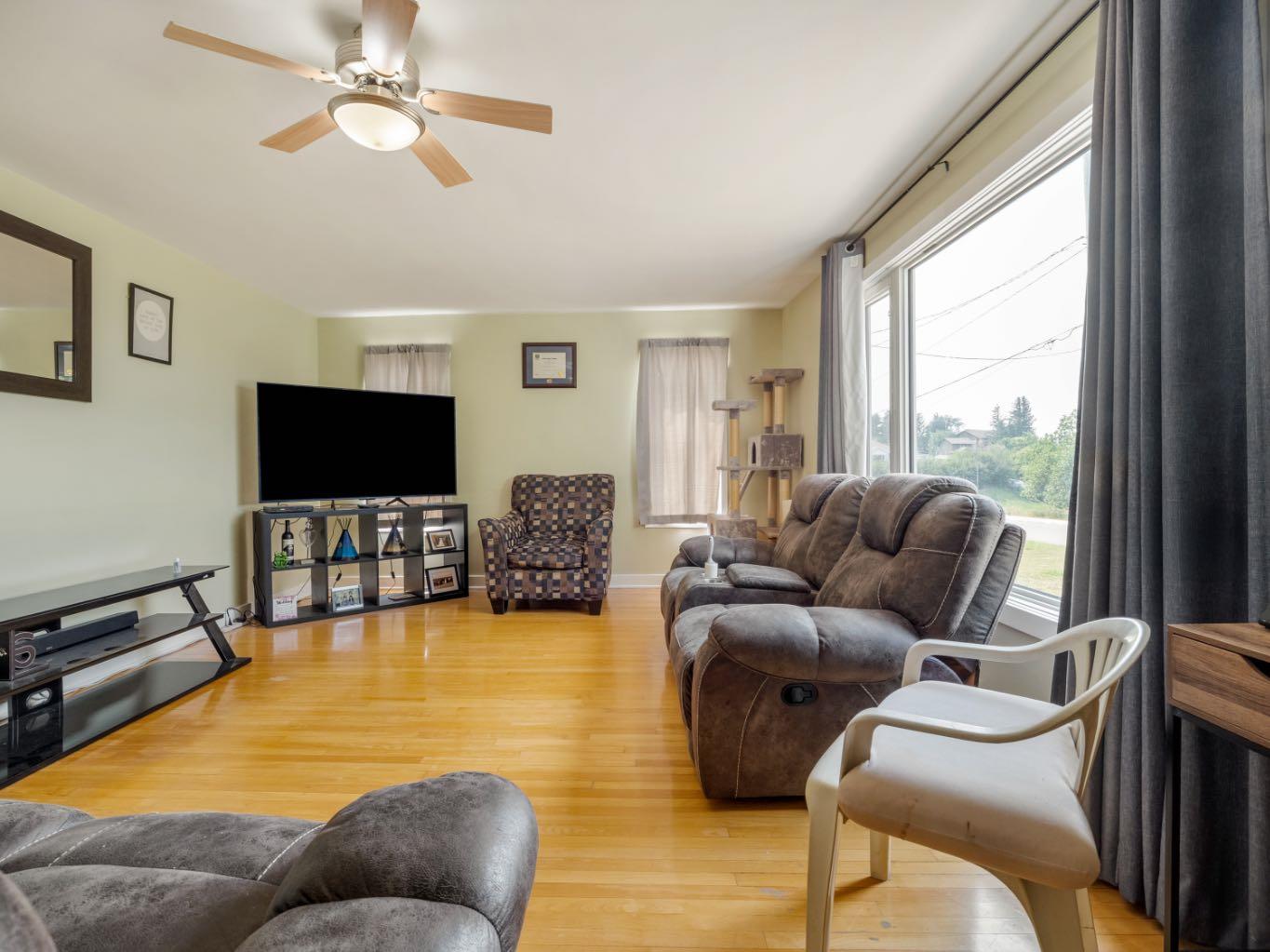 260 3 Street E