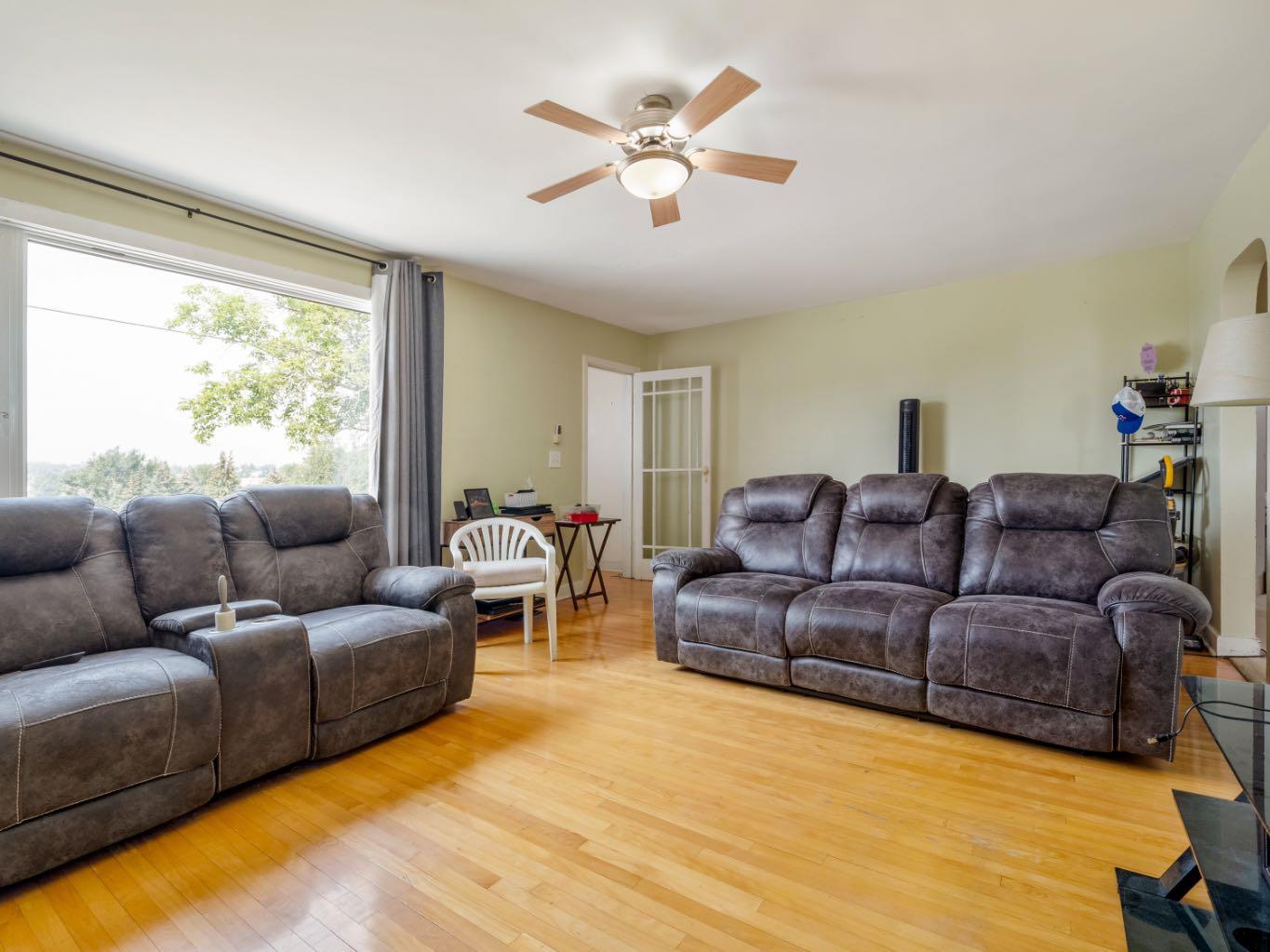 260 3 Street E