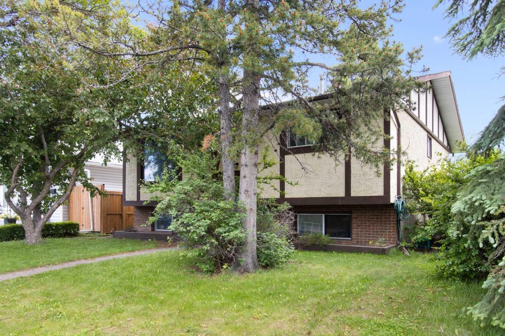 Photo of 311 Templeside Circle NE, Calgary, AB T1Y 3M1 (MLS # A2313012)