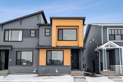 107 Royston Way NW Calgary AB T3L 0M4
