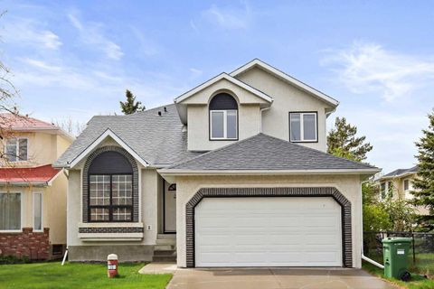 Photo of 26 Hamptons Grove NW, Calgary, AB T3A 5C2 (MLS # A2263320) Photo of 26 Hamptons Grove NW, Calgary, AB T3A 5C2 (MLS # A2263320)