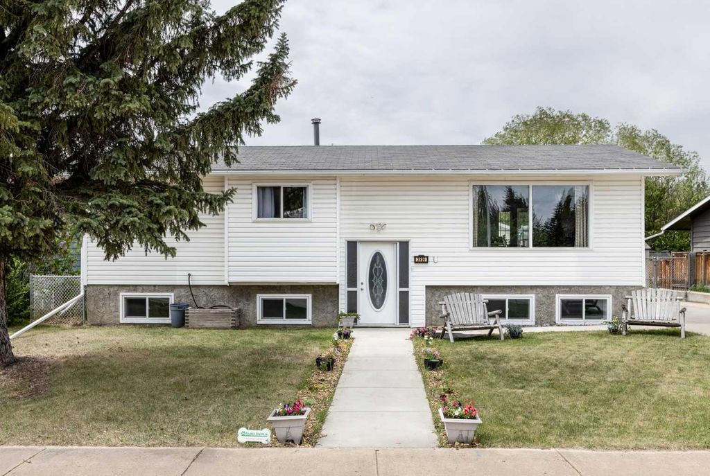Photo of 3519 51A Avenue, Innisfail, AB T4G 1H4 (MLS # A2316451)