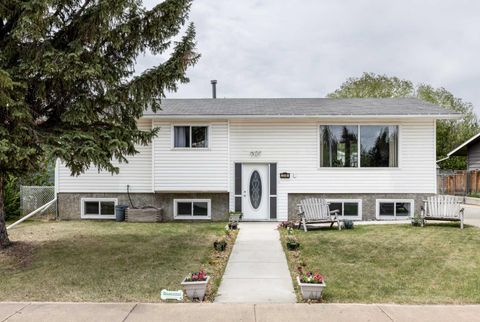 Photo of 3519 51A Avenue, Innisfail, AB T4G 1H4 (MLS # A2316451)
