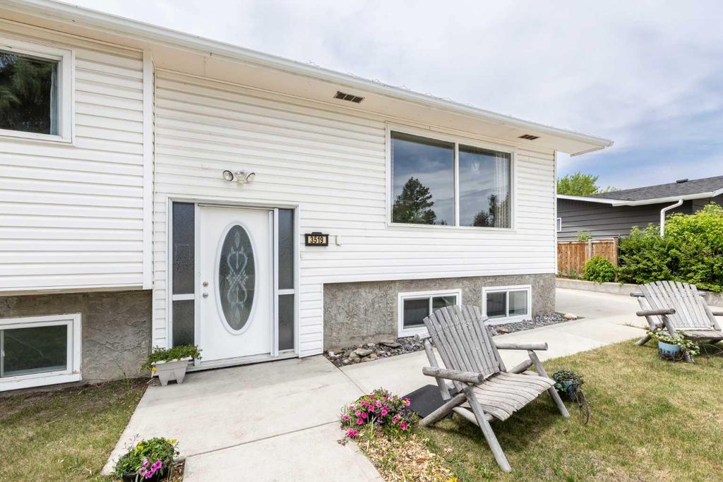 Photo of 3519 51A Avenue, Innisfail, AB T4G 1H4 (MLS # A2316451)