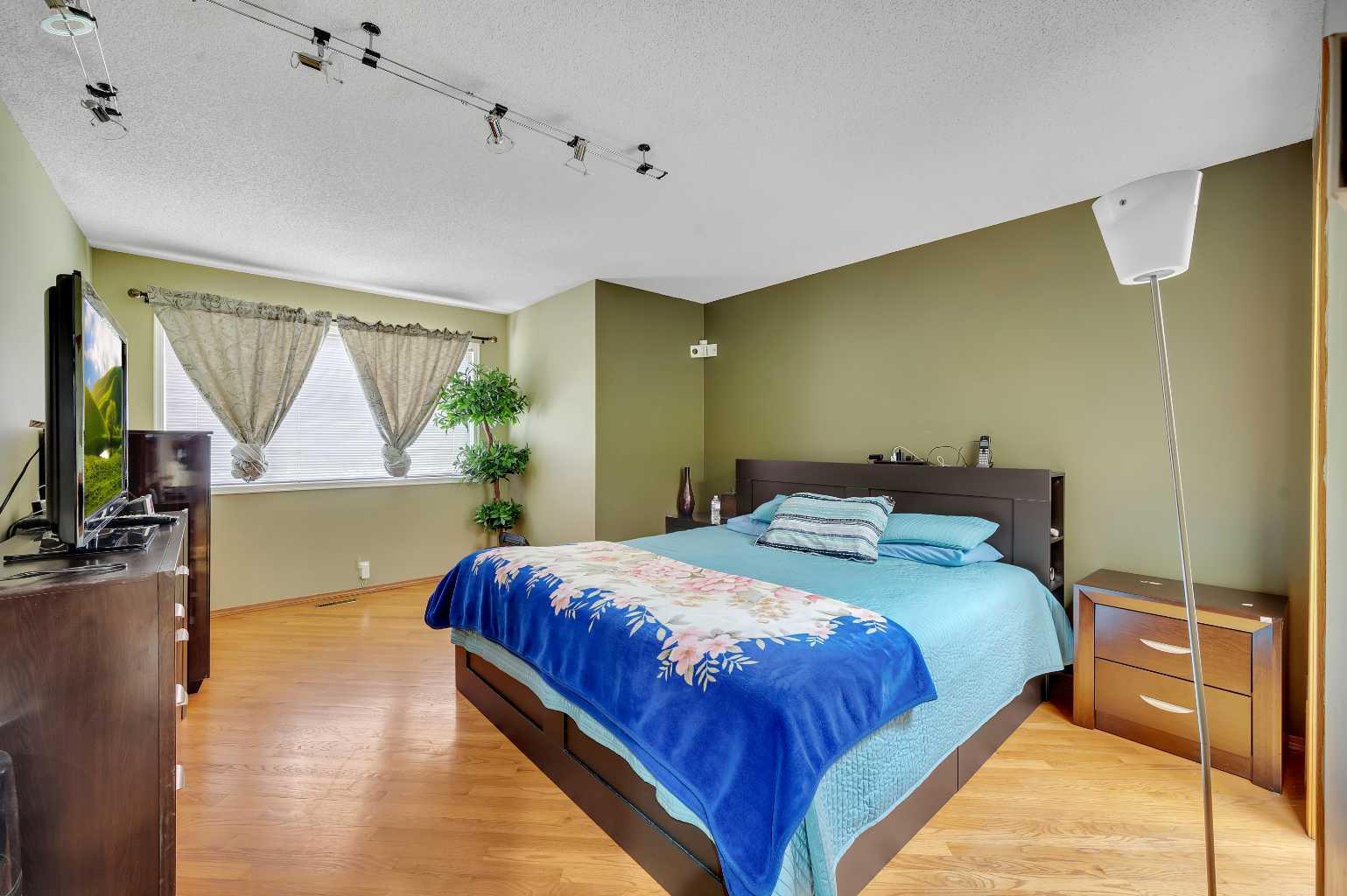 166 Somerset Drive SW
