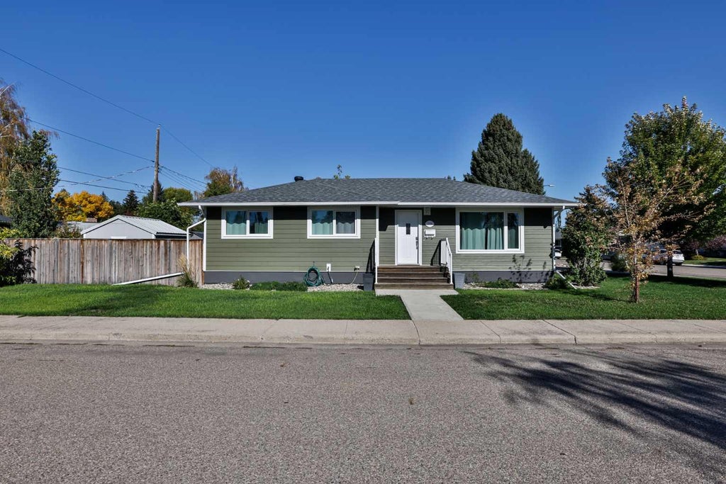 Photo of 1019 31A Street S, Lethbridge, AB T1K 2Z7 (MLS # A2350754)