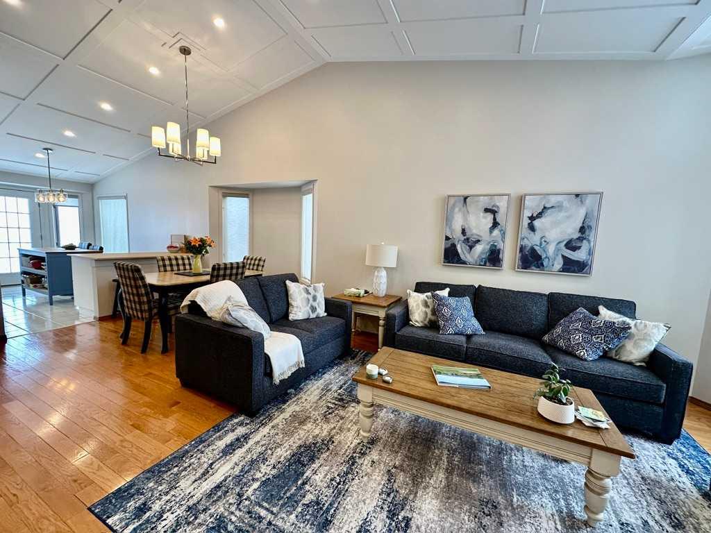 211 Canyon Boulevard W