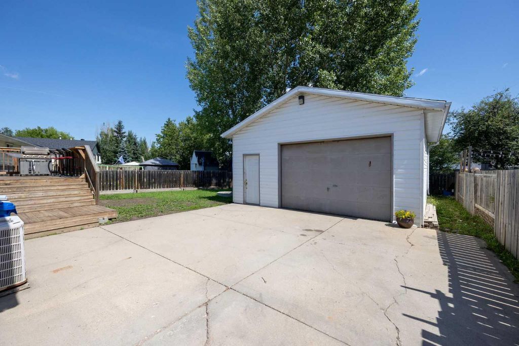 Photo of 185 Hiltop Crescent, Fort McMurray, AB T9H 3V3 (MLS # A2292430)