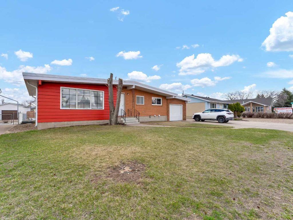 Photo of 561 12 Street NW, Medicine Hat, AB T1A 6R3 (MLS # A2302125)