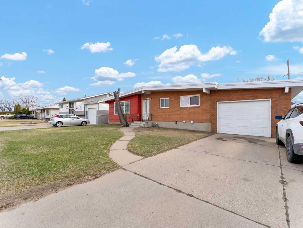 Photo of 561 12 Street NW, Medicine Hat, AB T1A 6R3 (MLS # A2302125)