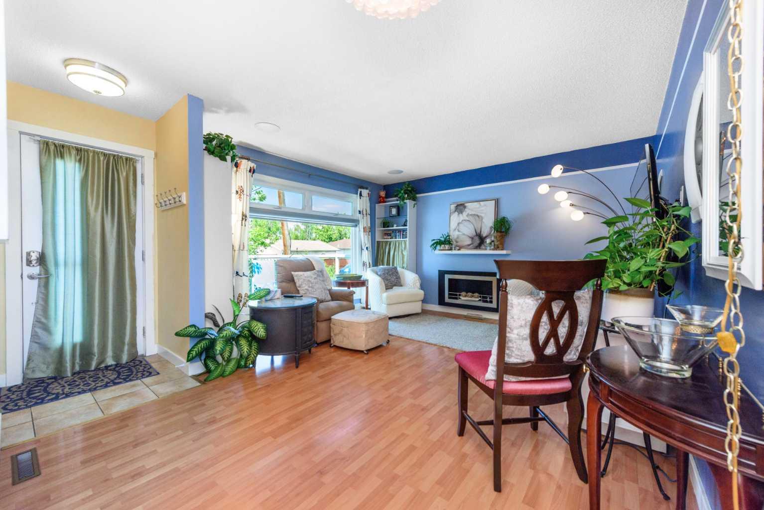 208 Van Horne Crescent NE
