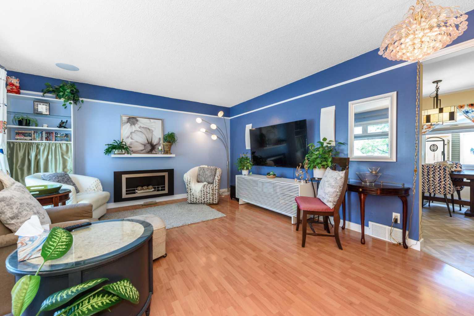 208 Van Horne Crescent NE