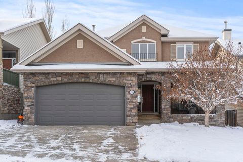 153 Crestridge Way SW Calgary AB T3B 5Z3