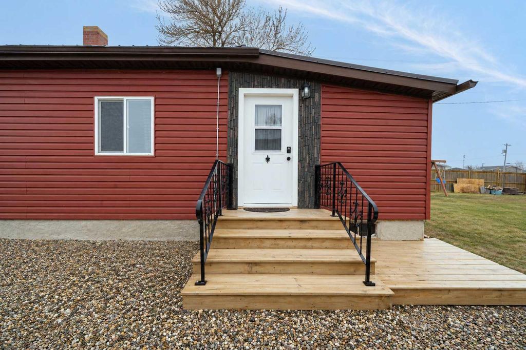Photo of 301 2 Street NW, Redcliff, AB T0J 2P0 (MLS # A2304673)