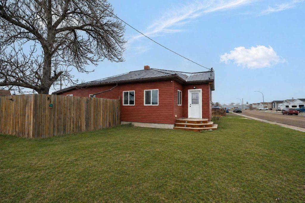Photo of 301 2 Street NW, Redcliff, AB T0J 2P0 (MLS # A2304673)