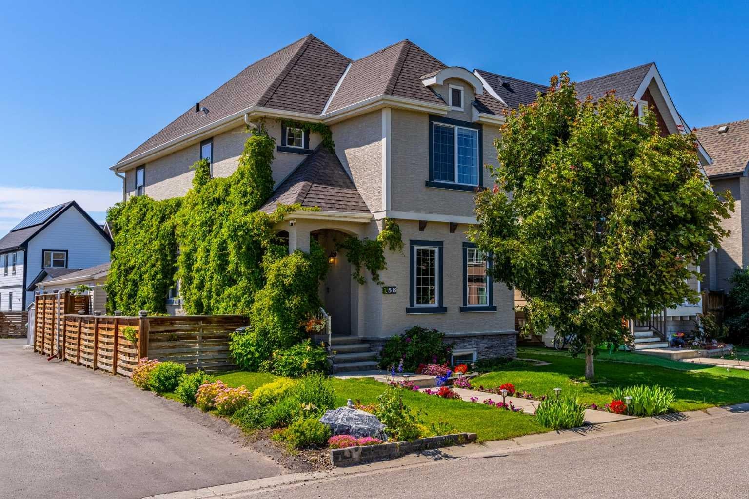 158 Mahogany Grove SE