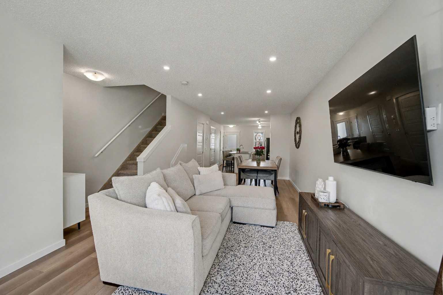 352 Cranbrook Square SE