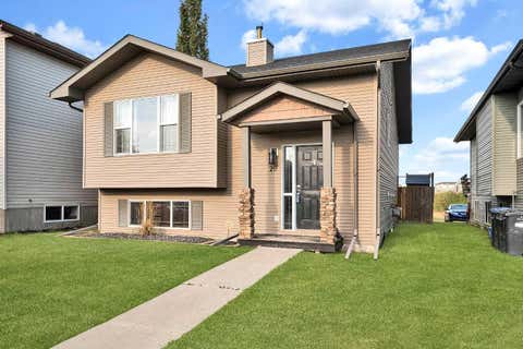 Photo of 26 Lucky Place, Sylvan Lake, AB T4S 0A9 (MLS # A2317270)